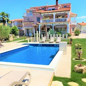 Engel With Pool Porec