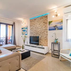 Charming House On The Beach Pula